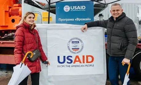 Фермери Чернігівщини отримують зернові рукави від USAID