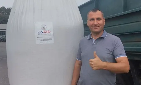 Фермери прифронтових областей отримали добрива від USAID АГРО