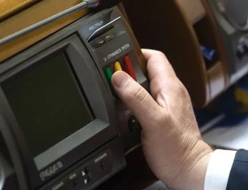 «Здай корупціонера – отримай винагороду». Рада ухвалила закон про викривачів корупції
