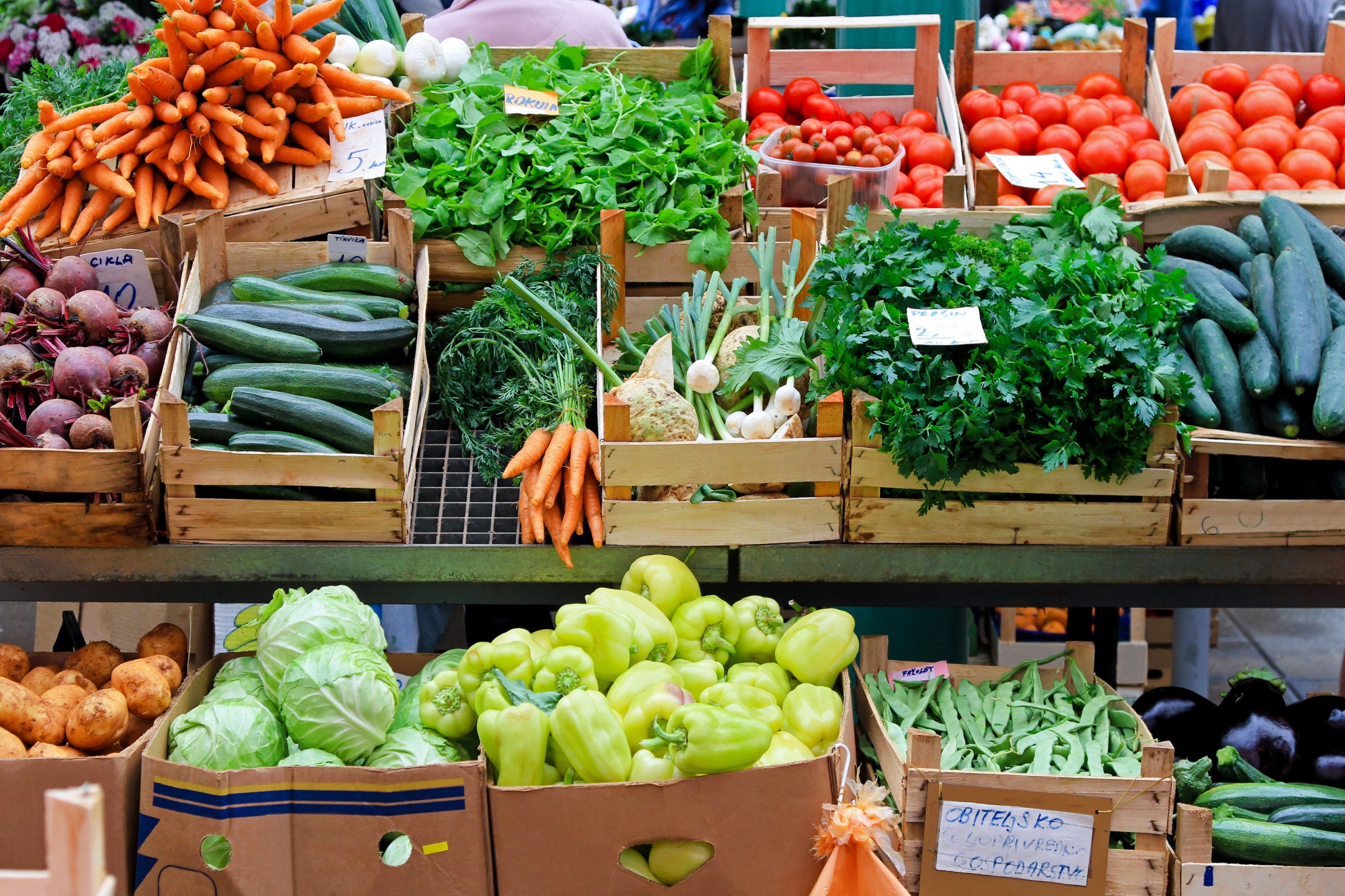 Реклама рынка продуктов. Прилавок с овощами и фруктами. Овощи на рынке. Ассортимент фруктов и овощей. Овощи и фрукты на рынке.