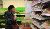 По данным Росстата, в декабре 2016 года условный минимальный набор продуктов в Крыму в расчете на 1 человека стоил 3 тыс. 871 руб., в Краснодарском крае и в Москве стоимость такого набора была выше, чем в оккупированном Крыму – соответственно на 0,8% и 14,9%