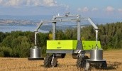 Внешне Adigo Field Flux Robot напоминает коромысло, он опускает алюминиевые блоки на землю и проводит анализ почвы