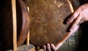 У швейцарському селі Гріменц, яке розташоване у франкомовній частині кантону Вале, знайшли ​​головку сиру 142-річної давності