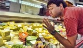 Украинцев призывают готовиться к повышению стоимости продуктов. В ближайшее время вырастут цены на яблоки, яйца, овощи и мясо