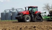 Компания Case IH помогла побить мировой рекорд по площади посадки кукурузы в течение 24 часов с помощью трактора Magnum 380 CVX с 16-рядной сеялкой Väderstad Tempo L, которые вместе смогли обработать 502,05 га, побив таким образом предыдущий рекорд в 448,29 га