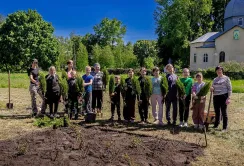 На Чернігівщині висадили понад 100 дерев і троянд: АГРОТРЕЙД підтримав громади