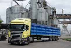 У квітні знизився автомобільний експорт агропродукції з України