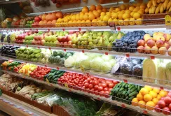Весняна погода підніме ціни на овочі та фрукти щонайменше на 30%
