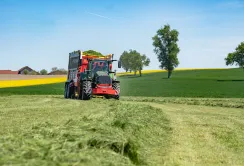 Точне внесення розчину відповідних бактерій для отримання силосу високої якості: остання інновація від Pöttinger