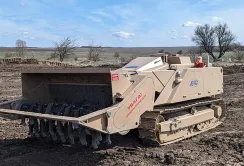 Розмінування сільгоспугідь йде повільно, але українська локалізація техніки дає надію