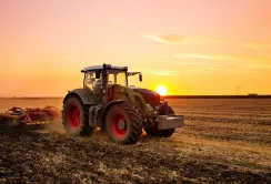 Уряд дозволив водіям вантажівок керувати сільгосптехнікою