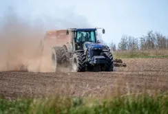 Проблеми із супутниковим зв'язком ускладнюють роботу аграріїв на Шосткинщині: техніка не їде