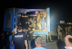 Незвичайний урожай: 41 порушника виявили прикордонники в зерновозі