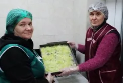 У Петриківській громаді переробляють овочі та фрукти на смаколики для захисників