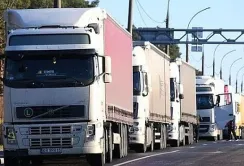 Агроекспорт автомобільним транспортом через польський кордон поступово відновлюється