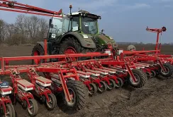 На Тернопільщині сіють цукрові буряки