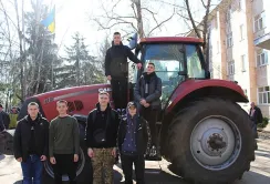 Астарта Прихоролля передала коледжу новий трактор для навчання студентів