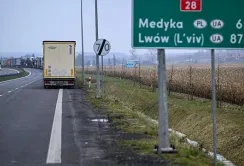 Блокада кордону продовжується: на деяких пунктах пропуску вантажівки не пропускають взагалі