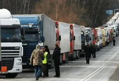 Блокада кордону: в чергах залишається 850 вантажівок