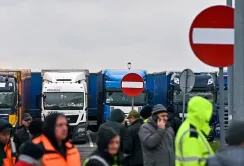 Блокада на кордоні: тисячі вантажівок продовжують стояти в чергах