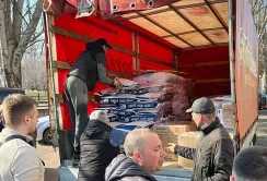 Мешканці Донеччини отримали гуманітарну допомогу у вигляді насіння овочевих культур