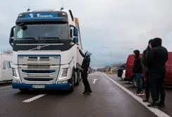 Польські перевізники заблокували проїзд вантажівок через «Дорогуськ-Яготин»