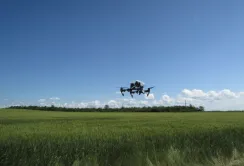 В Києві збирають дронів, які заощаджують кошти аграріям
