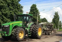 На Чернігівщині обстріляли трактор "Джон Дір"