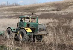 Фермери намагаються розміновувати поля: безпілотний трактор працює на Донеччині