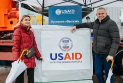 Фермери Чернігівщини отримують зернові рукави від USAID