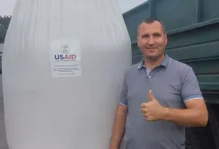 Фермери прифронтових областей отримали добрива від USAID АГРО