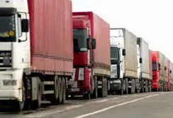 Польща завертає в Україну автомобілі з продуктами