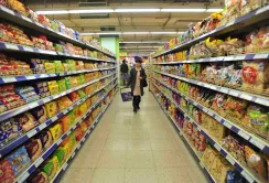 Українці утримуються від покупки м'яса, соків та горілки