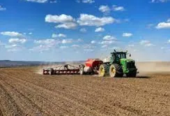 Фермерам Хмельниччини заборонили працювати в полі під час повітряної тривоги