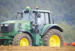 John Deere створив прототип трактора на електротязі