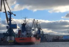 Крадіжка зерна: в Керчі помітили судно-зерновоз, яке приховує свою назву