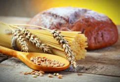 Чому українці скуповують макарони й чорний хліб?