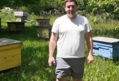 Пасічник з Луганщини продовжив улюблену справу на Вінниччині