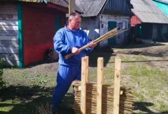 Очеретяна пасіка – на Волині пасічник робить вулики з нетрадиційного матеріалу
