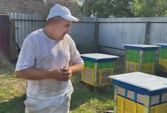 Пасічник з Чернігівщини надає перевагу вуликам з очерету