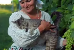 Вчителька з Полтавщини вирощує 80 сортів винограду