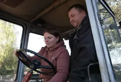 Поки чоловік на фронті, дружина вчиться керувати трактором