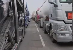 Кількість вантажівок в черзі на польському кордоні зменшилась