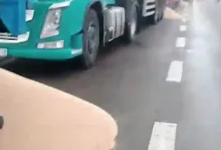 Польські протестувальники зрізають замки з українських вантажівок та висипають зерно
