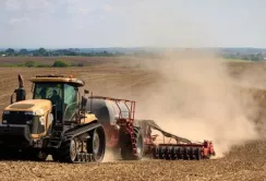 Аграрії поспішають сіяти, поки в грунті є волога