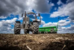 Аграрії Дніпропетровщини вже засіяли понад 173 тис га озимини