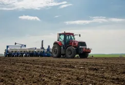 Посівна розпочалась, однак сіяти нікому