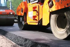 За новими законами, більшість доріг повинна мостити місцева влада