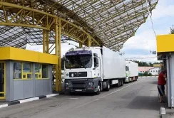 Рух вантажівок через польський кордон відновлено