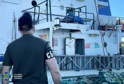 СБУ затримала судно, яке вивозило з Криму крадене українське зерно